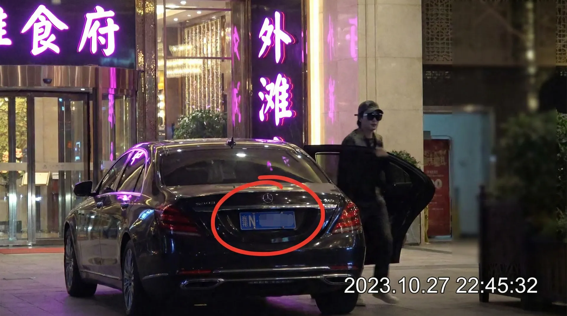 佐山爱 - 高清内容推荐，高清精选持续更新 - 豪车餐厅外偷拍